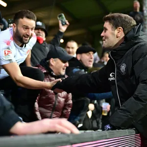 Fabian Hürzeler gibt einem Fan die Hand