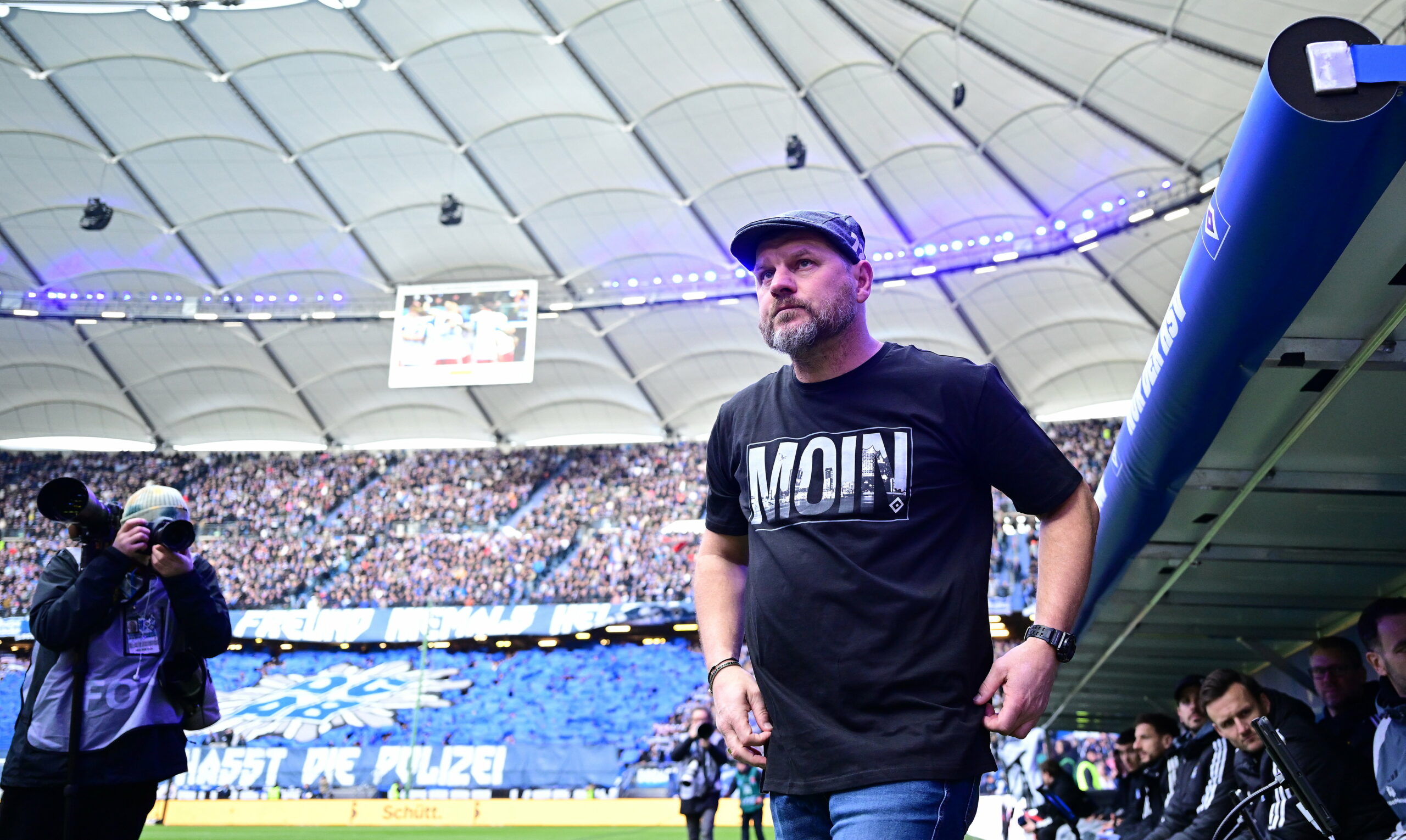 HSV-Trainer Baumgart steht vor der Trainerbank im Volksparkstadion