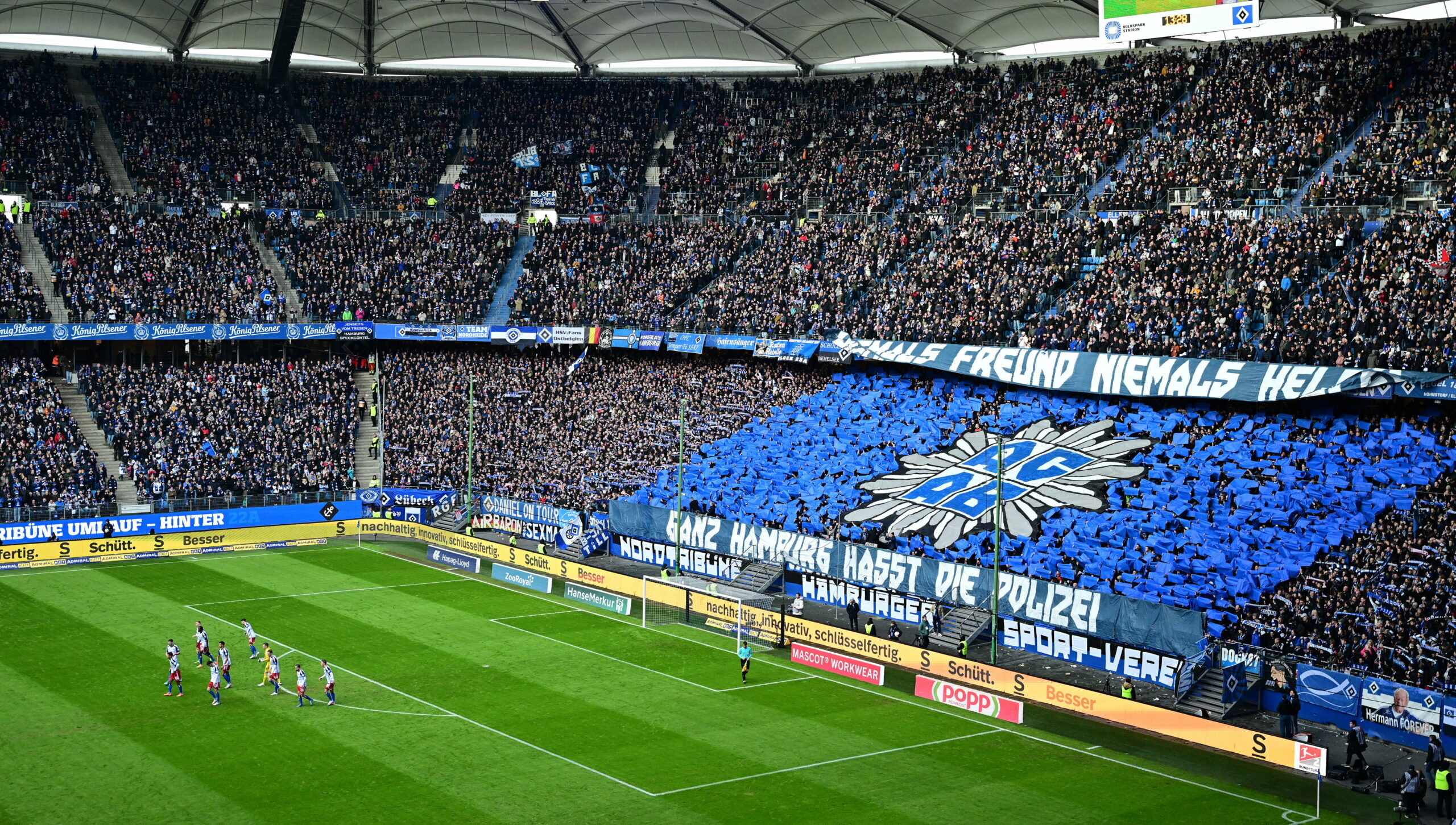 Die HSV-Nordtribüne vor dem Spiel gegen Elversberg. Auch gegen die Polizei gerichtete Banner sind zu sehen