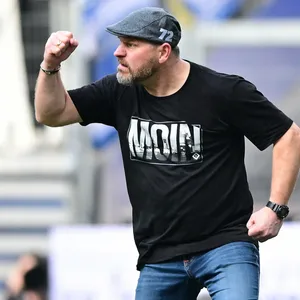 HSV-Trainer Baumgart jubelt im Spiel gegen Elversberg