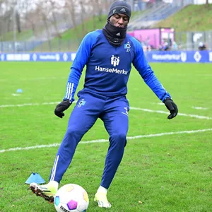 Jean-Luc Dompé spielt im HSV-Training einen Pass