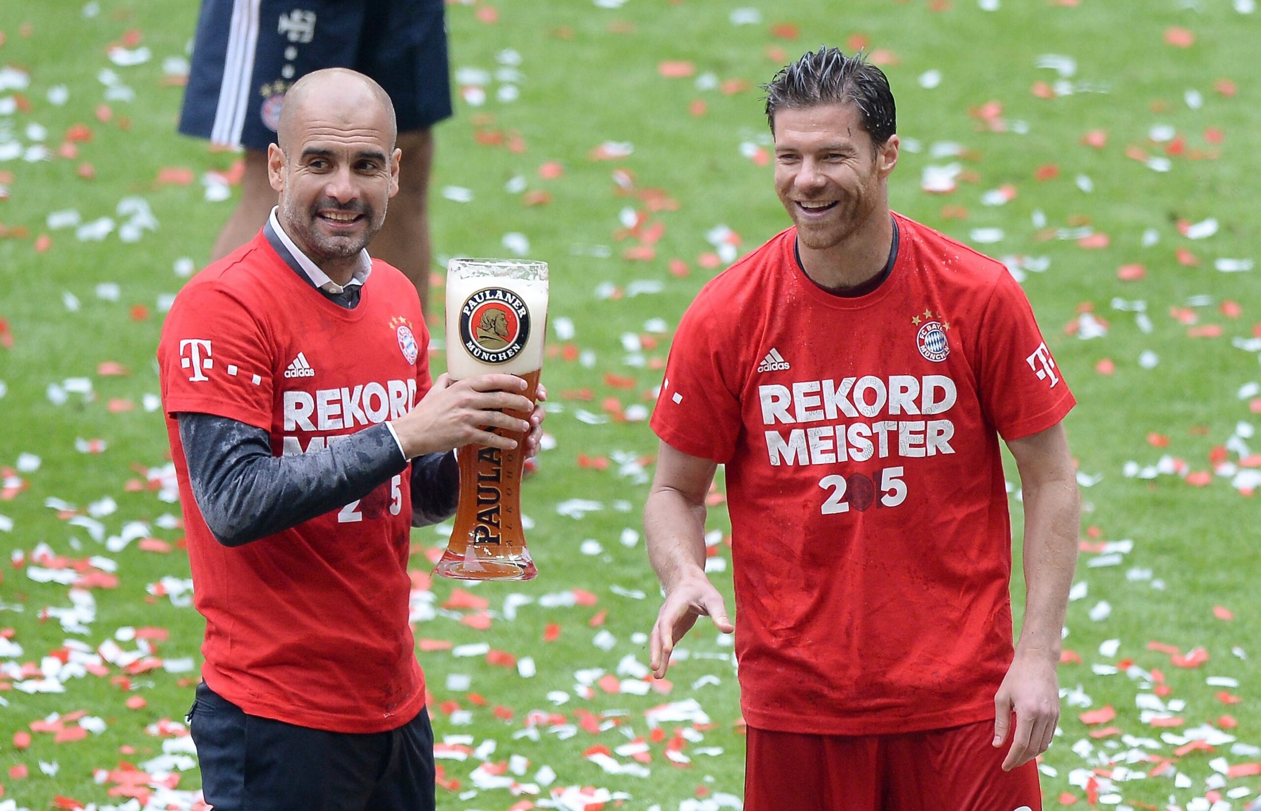 Pep Guardiola und Xabi Alonso feiern den Gewinn der deutschen Meisterschaft mit dem FC Bayern 2015