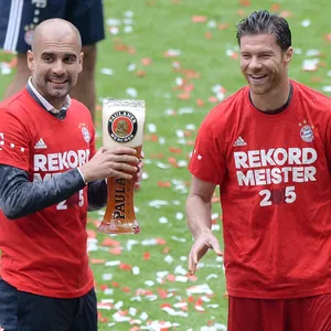Pep Guardiola und Xabi Alonso feiern den Gewinn der deutschen Meisterschaft mit dem FC Bayern 2015