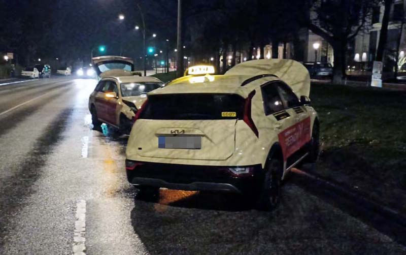 Vor dem Hotel Atlantic – zwei Taxis frontal ineinander gekracht