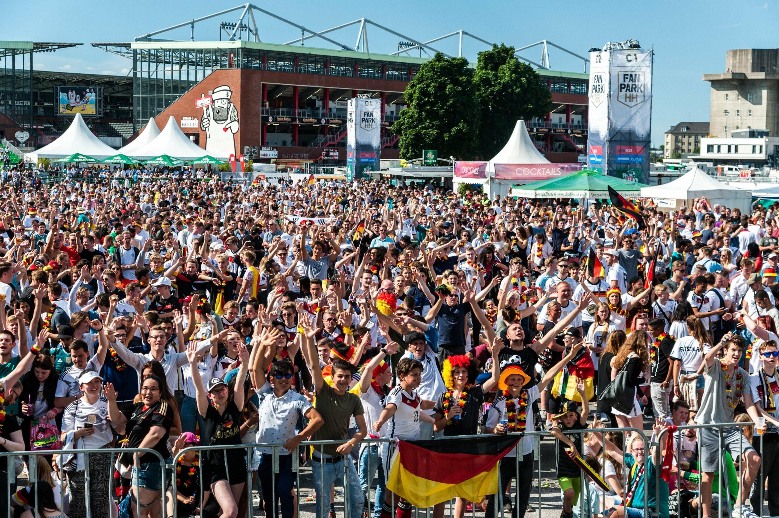 Fußballfans mit Deutschland-Flaggen auf dem Heiligengeistfeld