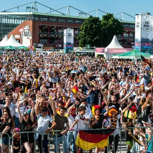 Fußballfans mit Deutschland-Flaggen auf dem Heiligengeistfeld