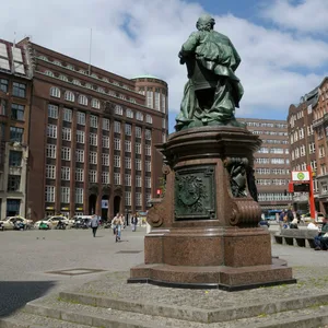 Der Gänsemarkt in Hamburg, im Vordergrund das Lessing-Denkmal
