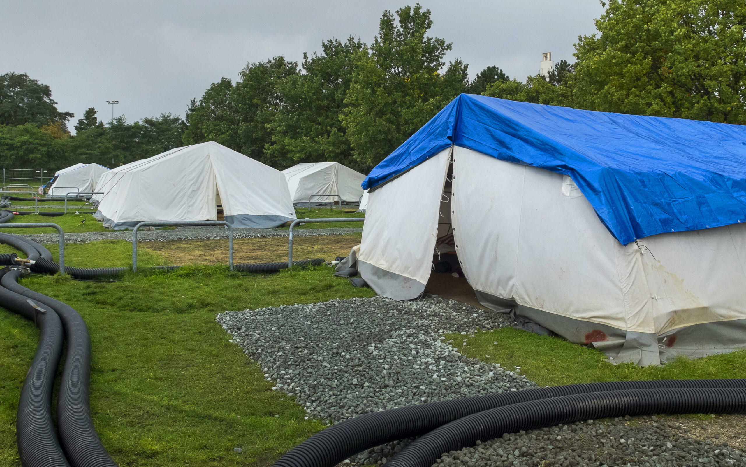 Bereits 2015 musste Hamburg Zelte für die Unterbringung von Geflüchteten aufstellen – hier an der Schnackenburgallee.