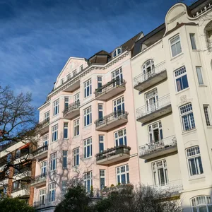 Eine Häuserzeile mit Wohnhäusern in Hamburg, im Vordergrund zwei Altbauten