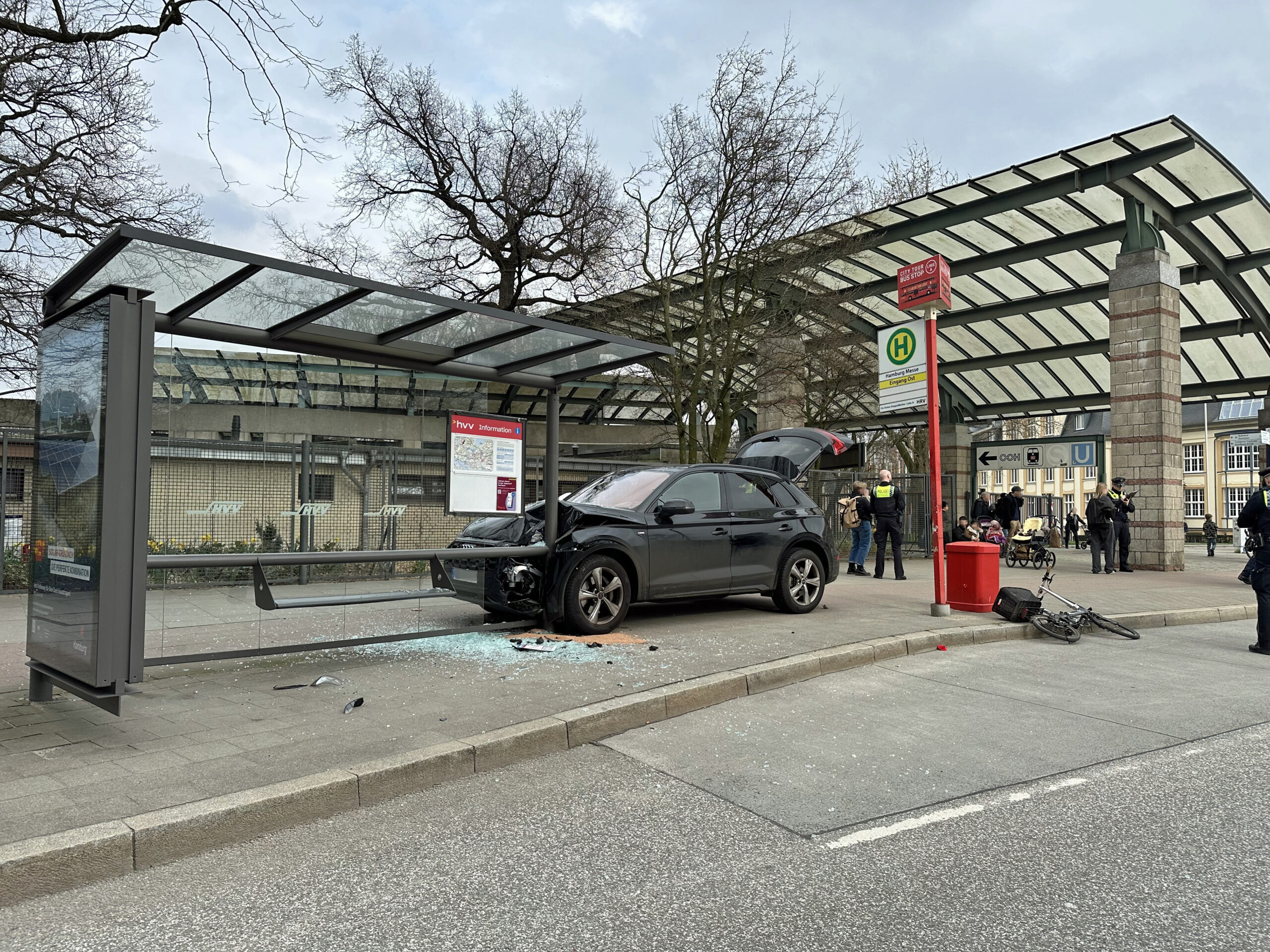 Der Audi Q5 blieb völlig zerstört an der Bushaltestelle stecken.