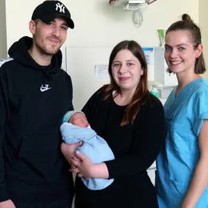 Schaltjahr-Baby Elijah mit seinen Eltern und Hebamme Lea-Kristin