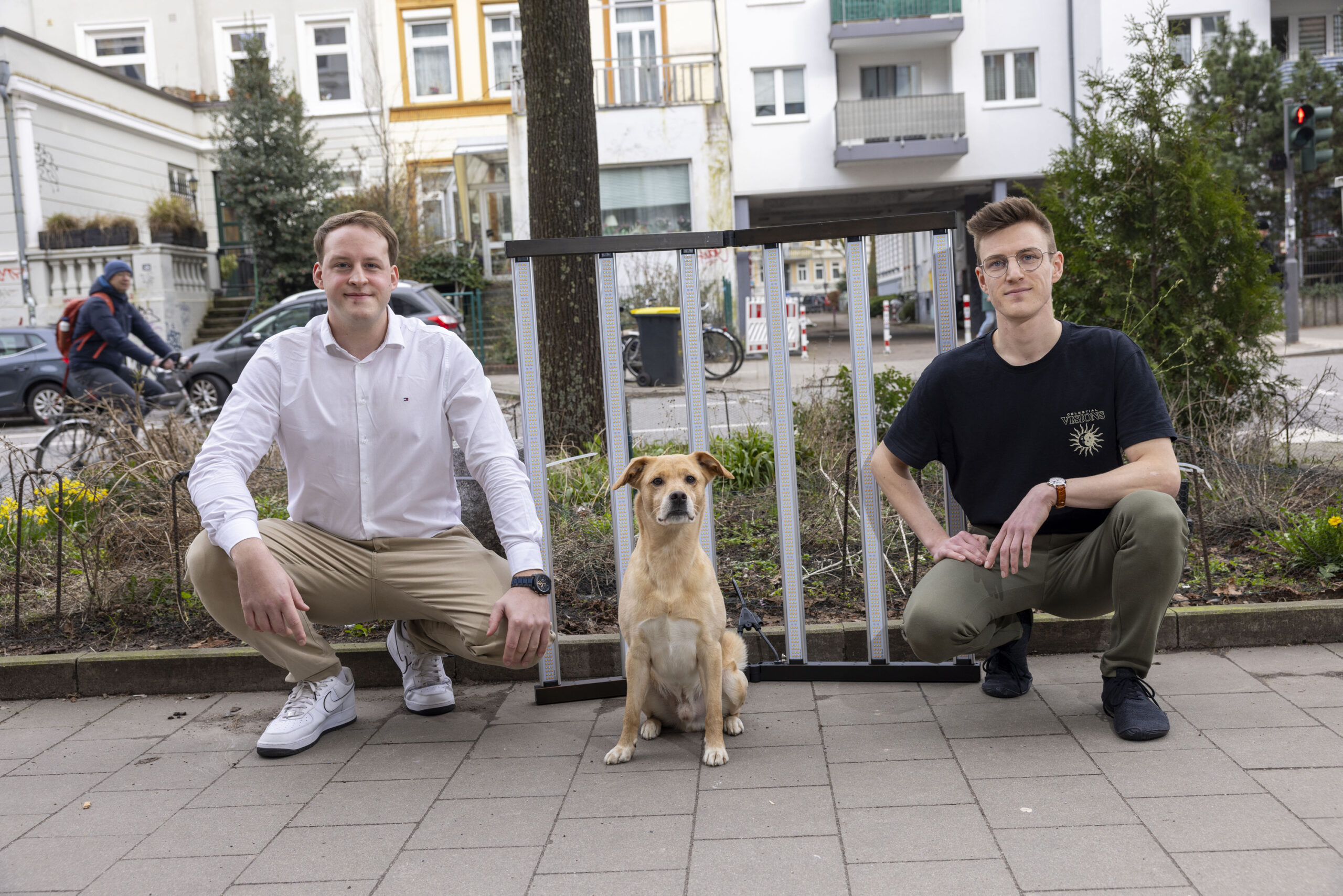 Justin Flemming (r.), Dominik Steinert und ihr Hund Lemmi vor einer Anbaulampe