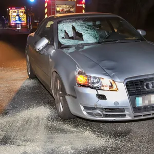 Auf stockdunkler Straße in Langeln: Audifahrerin erfasst Fußgänger. Der wir tödlich verletzt.