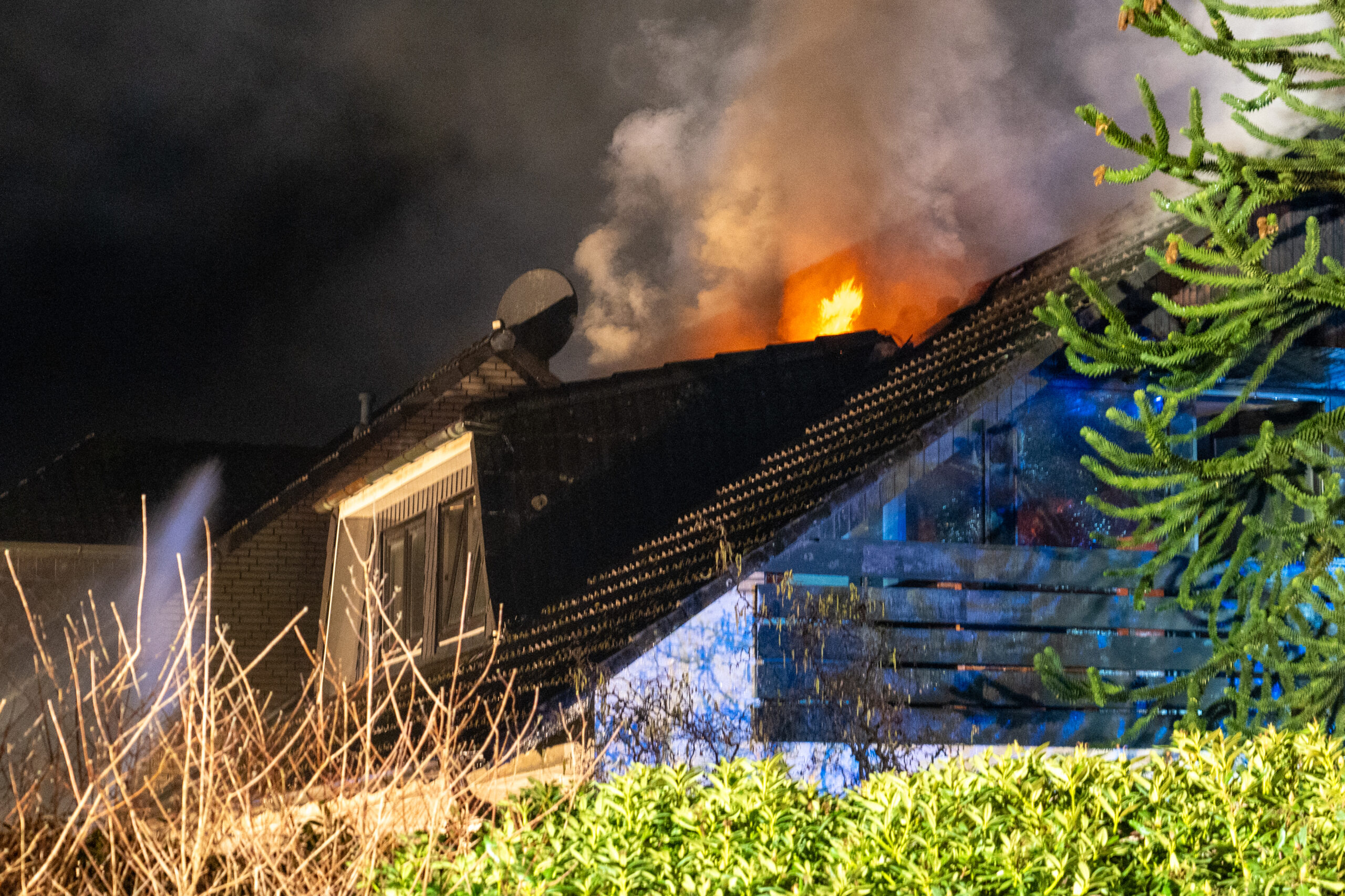 Im Landkreis Harburg: Dach von Wohnhaus in Flammen – brandstiftung vermutet