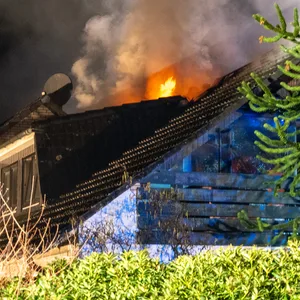 Im Landkreis Harburg: Dach von Wohnhaus in Flammen – brandstiftung vermutet