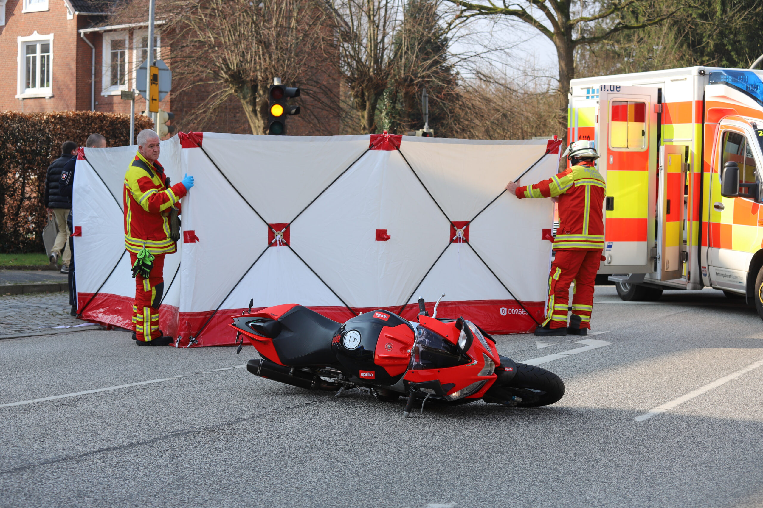 Rettungskräfte bauten einen Sichtschutz auf. Der Motorradfahrer kam ins Krankenhaus.