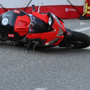 Rettungskräfte bauten einen Sichtschutz auf. Der Motorradfahrer kam ins Krankenhaus.