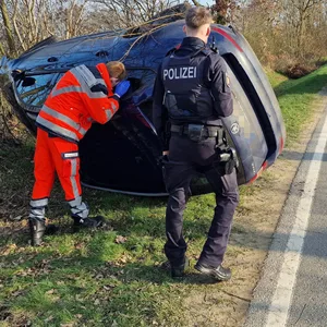 Ein Sanitäter spricht mit der Frau durch ein offenes Fenster.