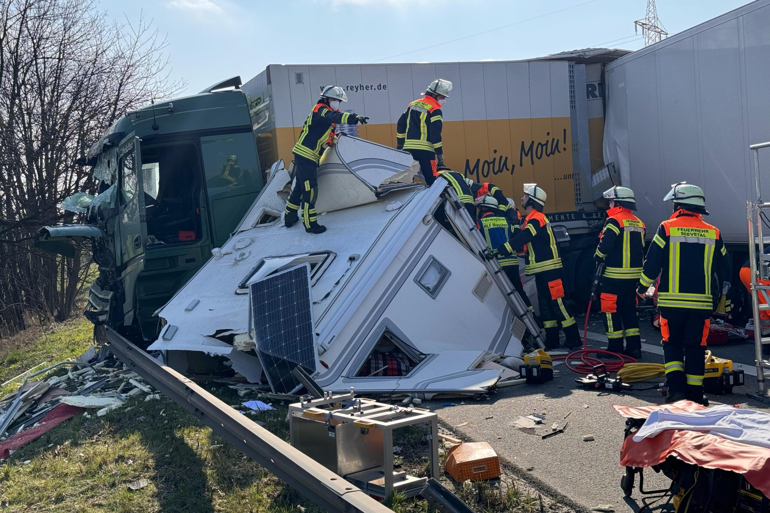 Schwerer Unfall auf A1 bei Hamburg – mehrere Verletzte. Autobahn voll gesperrt