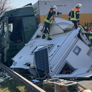 Schwerer Unfall auf A1 bei Hamburg – mehrere Verletzte. Autobahn voll gesperrt