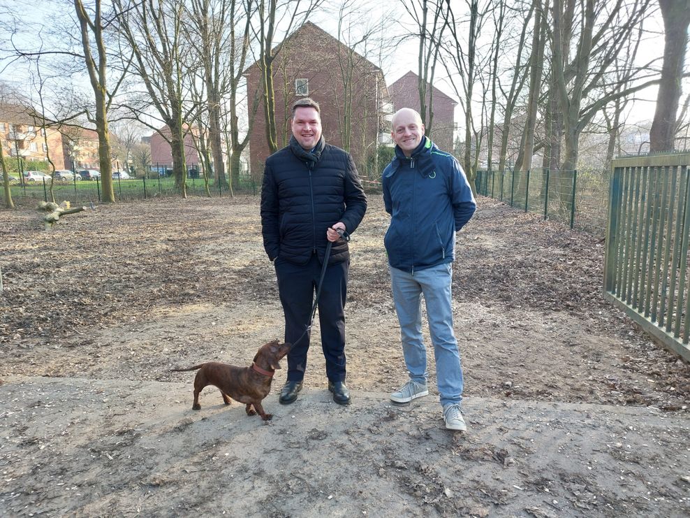 Sandro Kappe (CDU, r.) auf der zukünftigen Hundewiese in Bramfeld.