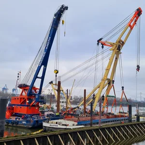Einen Monat nach dem Untergang. Versunkener Kali Frachter „Alster" im Hafen geborgen