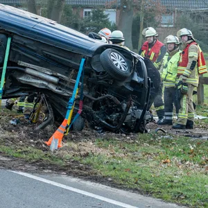 Feuerwehrkräfte am Unfallwrack. Für den Fahrer kam jede Hilfe zu spät.