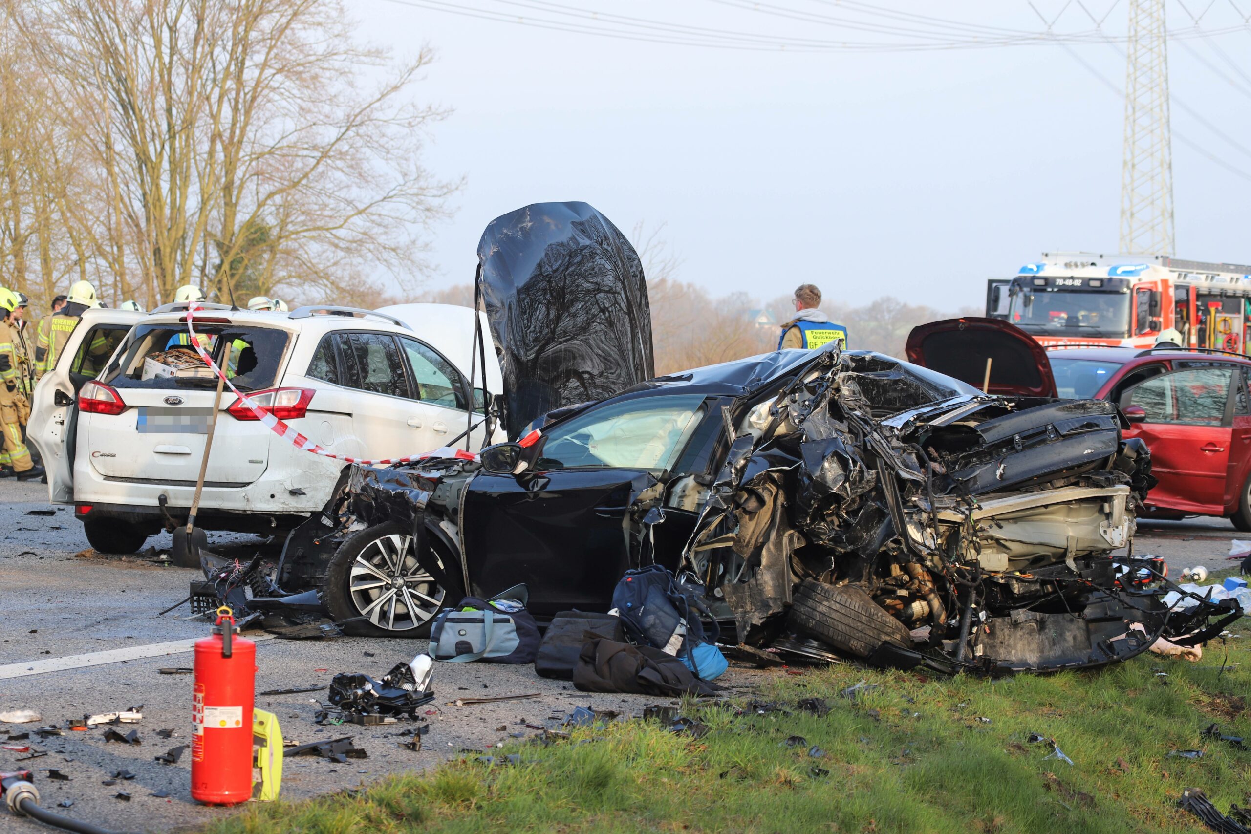 Mehrere Fahrzeuge waren an dem Unfall beteiligt. Die A7 wurde gesperrt.