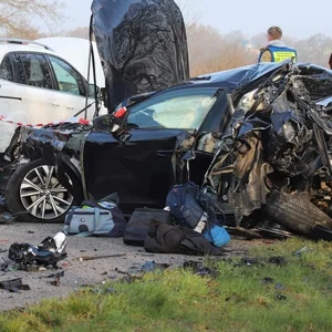 Mehrere Fahrzeuge waren an dem Unfall beteiligt. Die A7 wurde gesperrt.