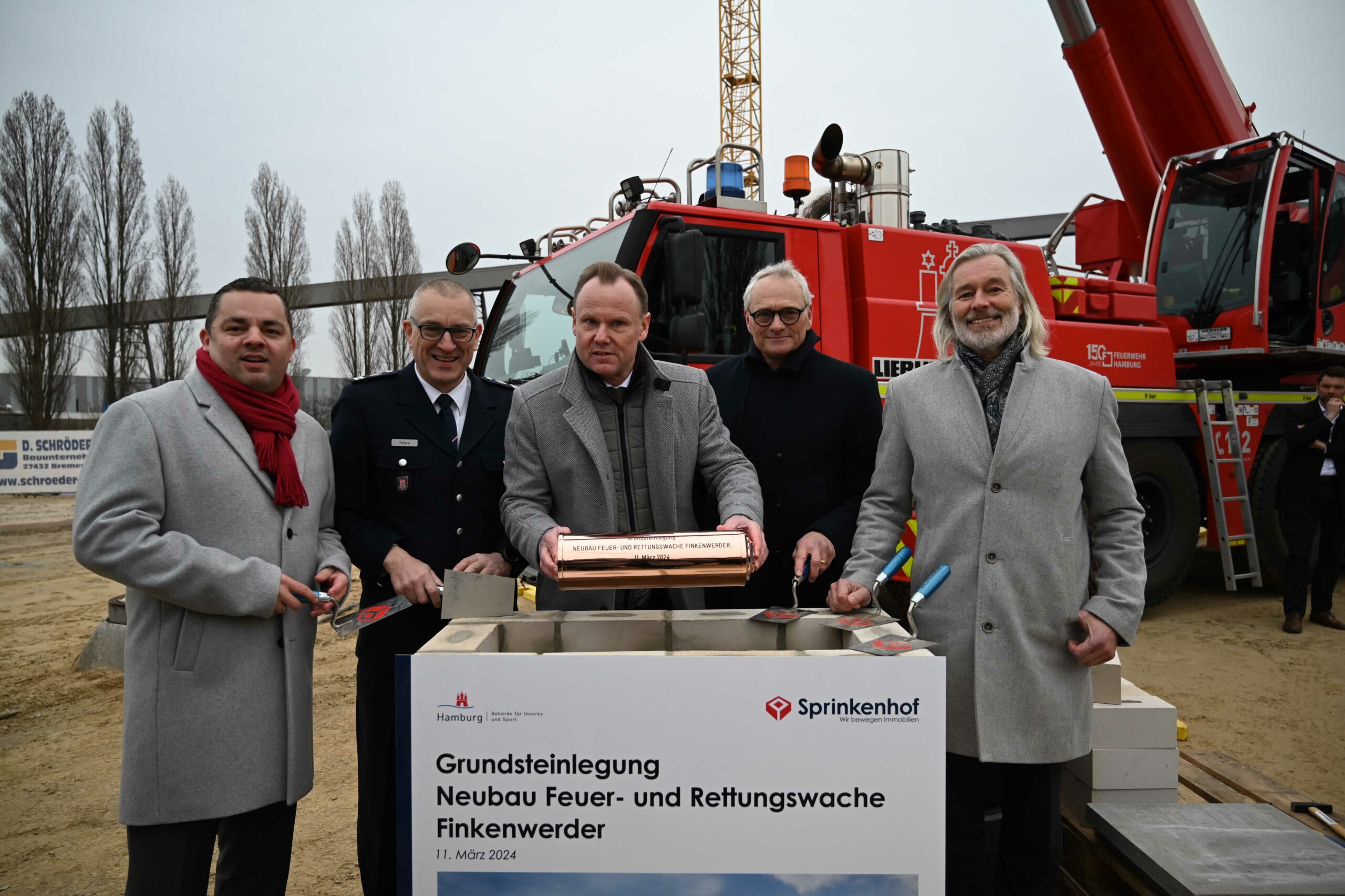 Jan Peters (v.l.), Interims-Chef der Hamburger Feuerwehr, Innensenator Andy Grote, Bezirksamts-Chef Ralf Neubauer und Vertreter des Bezirks Hamburg-Mitte bei der Grundsteinlegung der neuen Feuerwache Finkenwerder.