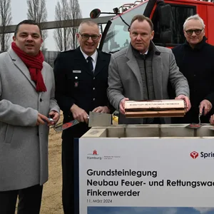 Jan Peters (v.l.), Interims-Chef der Hamburger Feuerwehr, Innensenator Andy Grote, Bezirksamts-Chef Ralf Neubauer und Vertreter des Bezirks Hamburg-Mitte bei der Grundsteinlegung der neuen Feuerwache Finkenwerder.