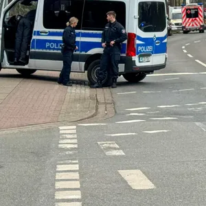 Polizisten sperren die Dahlenburger Landstraße in Lüneburg.