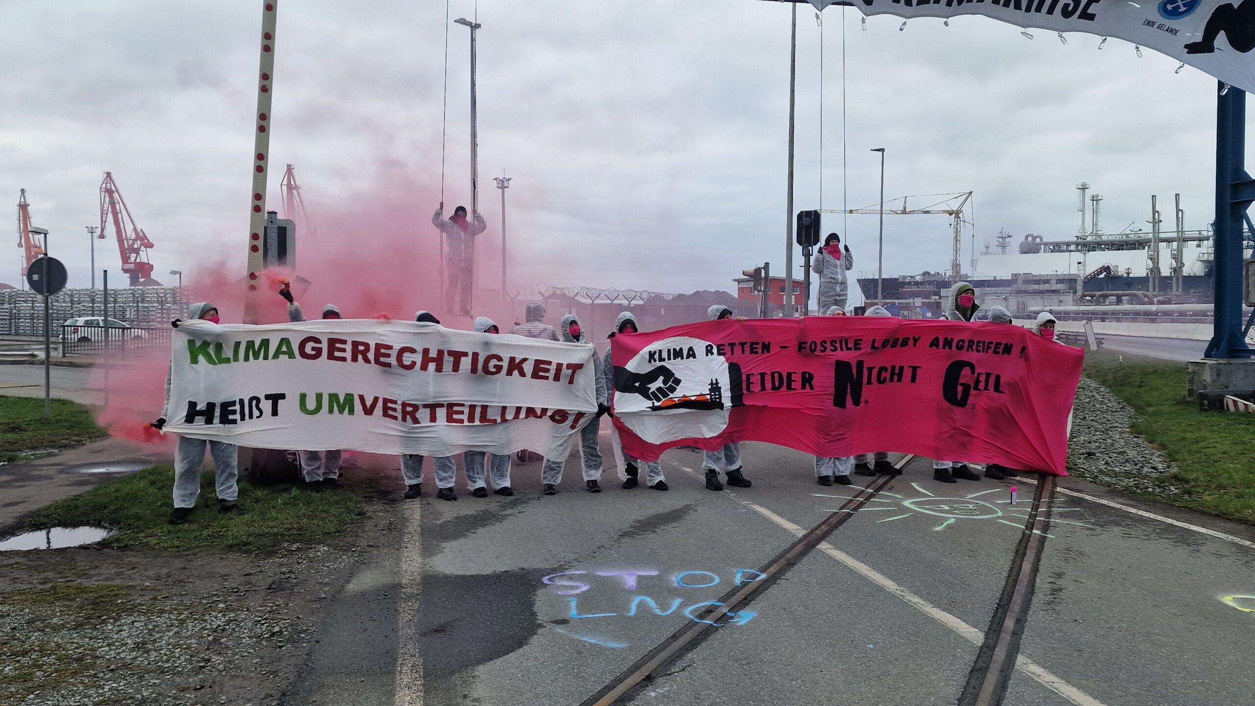 Prostestaktion am LNG-Termial in Brunsbüttel. Klima-Aktivisten blockieren Zufahrt