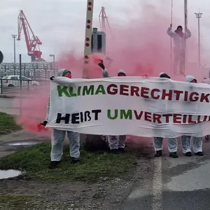 Prostestaktion am LNG-Termial in Brunsbüttel. Klima-Aktivisten blockieren Zufahrt