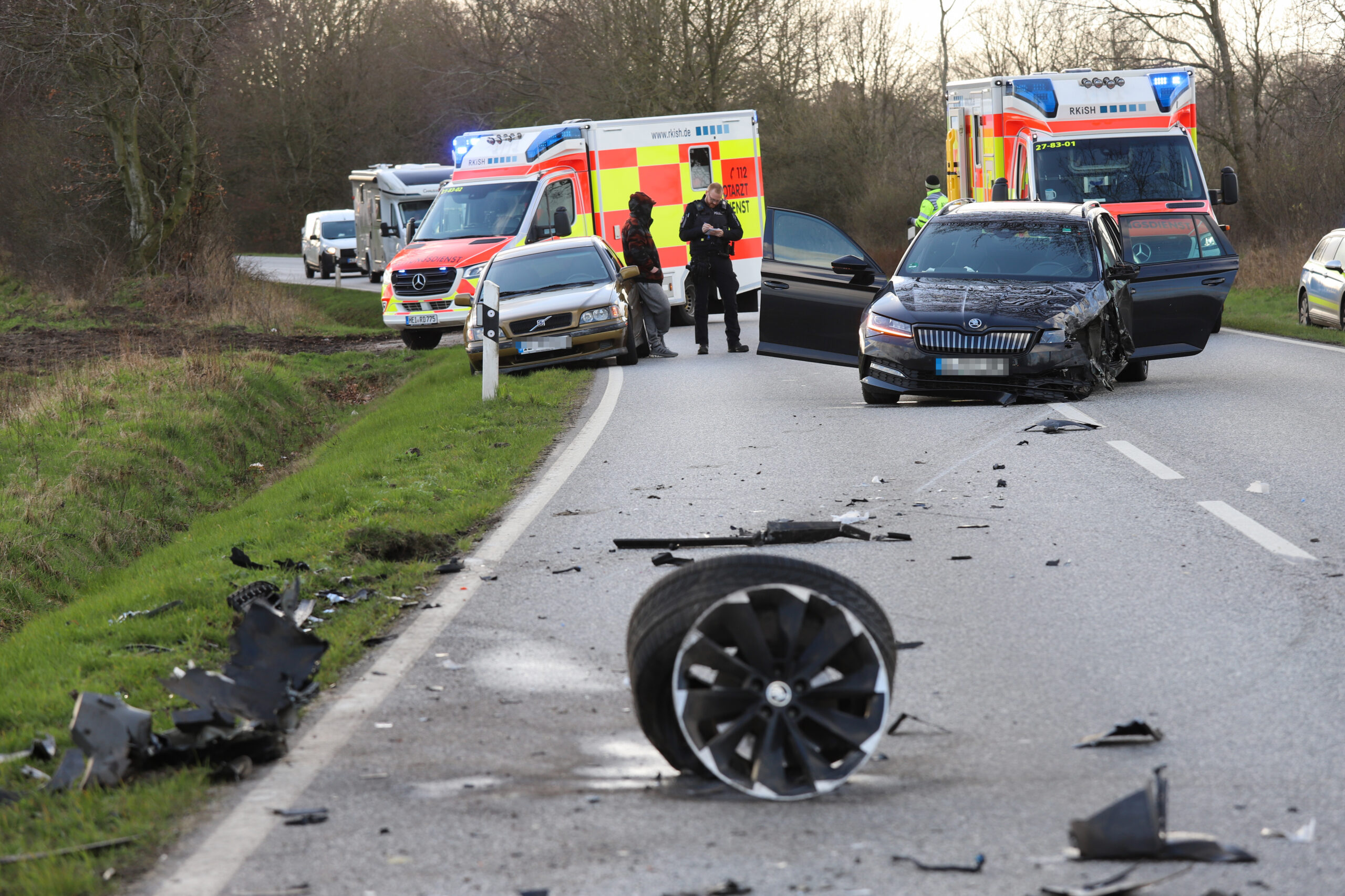 Mann mit zwei Kindern im auto wirde während der Fahrt Ohnmächtig – drei Verletzte nach Frontalcrash nahe Hamburg