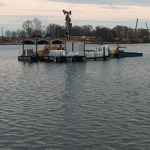 Auf der Binnenalster schwimmt seit einigen Tagen ein Ponton.