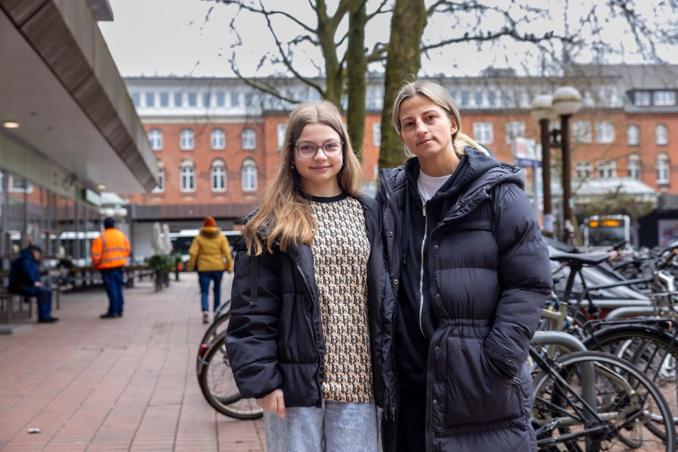 Maria Gkouliou (35), Einzelhandelskauffrau aus Stellingen, mit Tochter Evangelia (13).