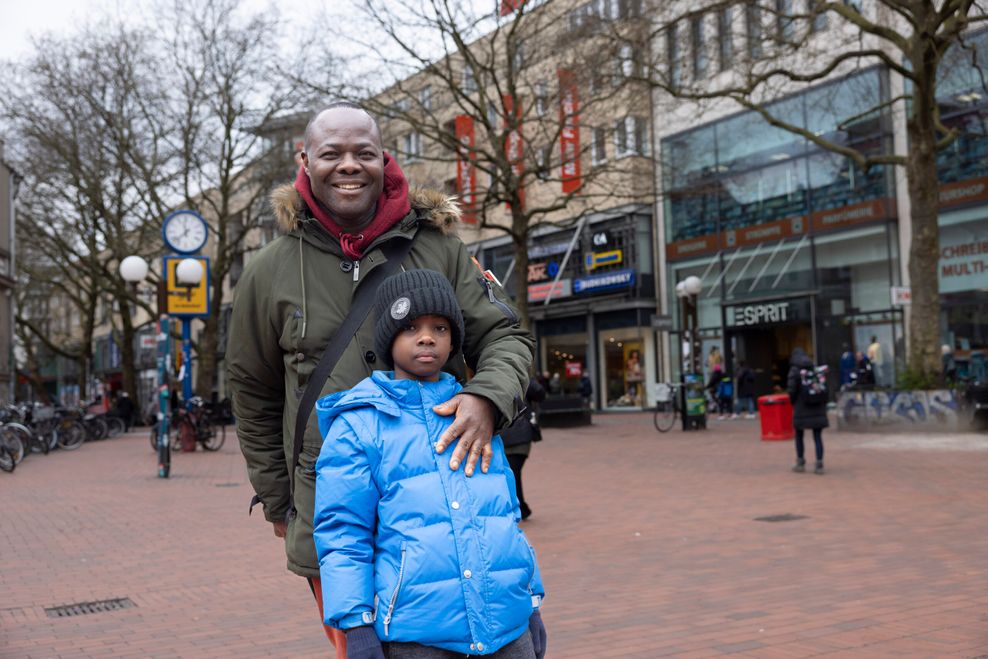 Kankam Ernest (57), Koch aus Langenhorn, mit Sohn Laud (7).