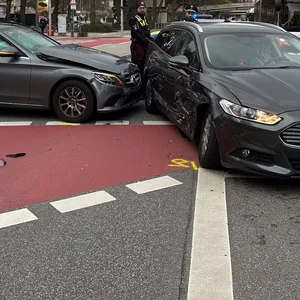 Auf der Kreuzung am Stephansplatz krachten ein Zivilstreifenwagen (r.) und ein weiterer Pkw zusammen.