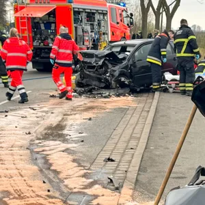 Zwei völlig zerstörte Autos