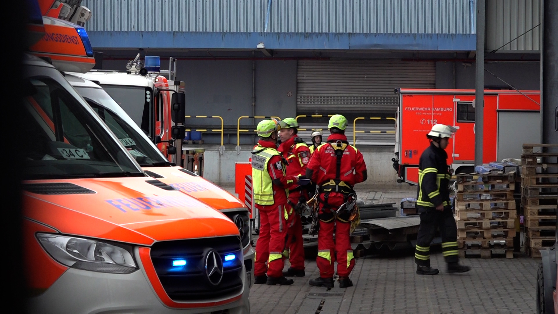 Mindestens zwei Menschen sind bei Dacharbeiten auf dem Gelände von DHL in Wilhelmsburg abgestürzt.