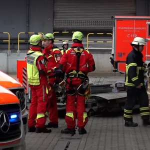 Mindestens zwei Menschen sind bei Dacharbeiten auf dem Gelände von DHL in Wilhelmsburg abgestürzt.