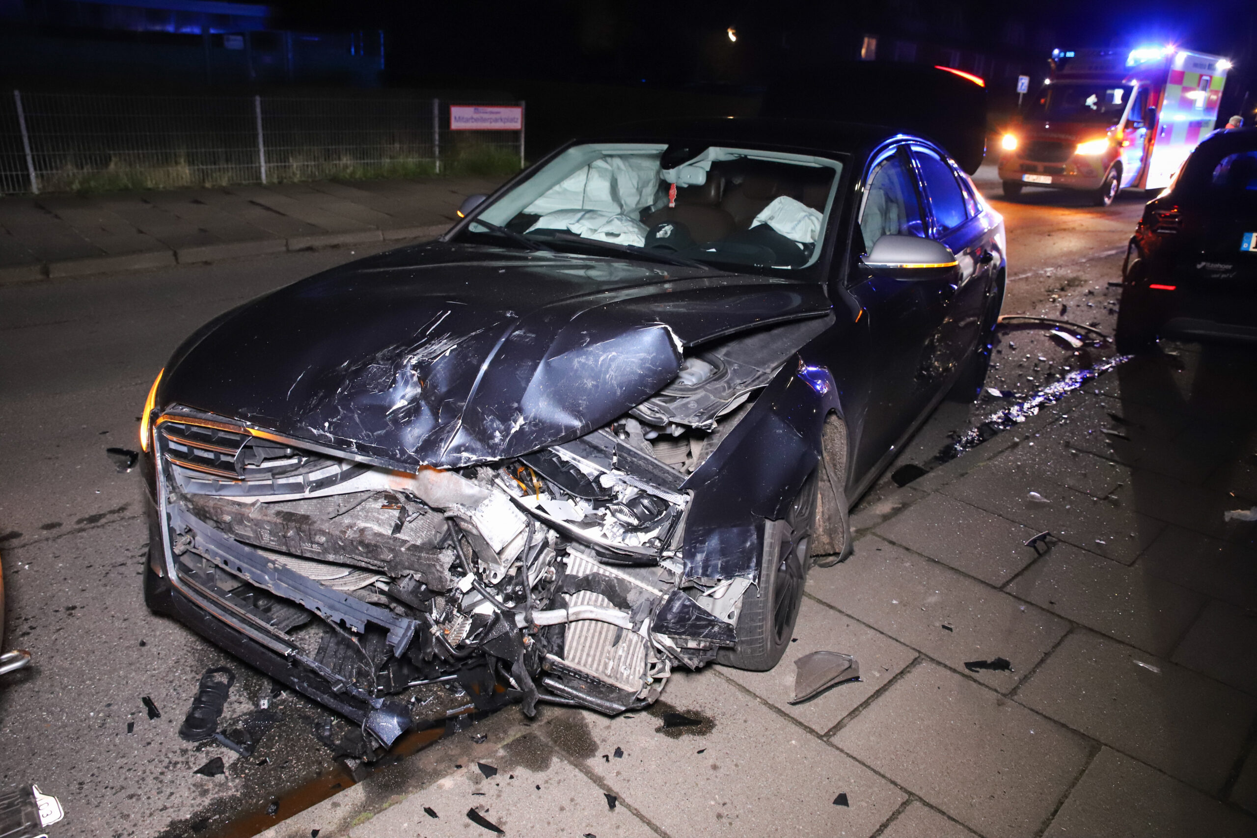 Auch am Audi des Verursacher entstand großer Schaden.