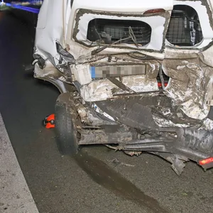 Weißer Kastenwagen von hinten zerstört