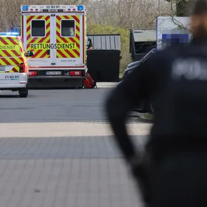 Einsatzkräfte auf dem Betriebsgelände in Dägeling