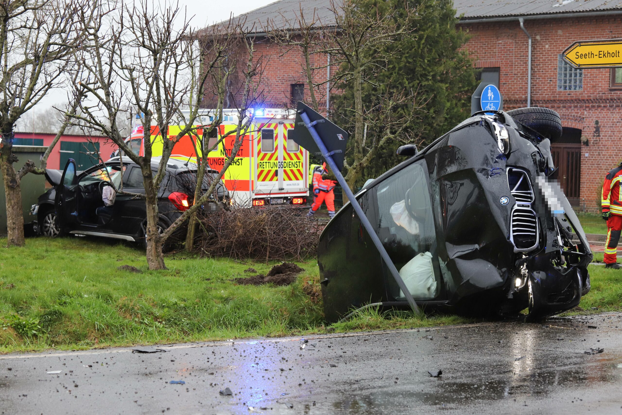 Die zwei in Bevern (Kreis Pinneberg) am Unfall beteiligten Fahrzeuge.