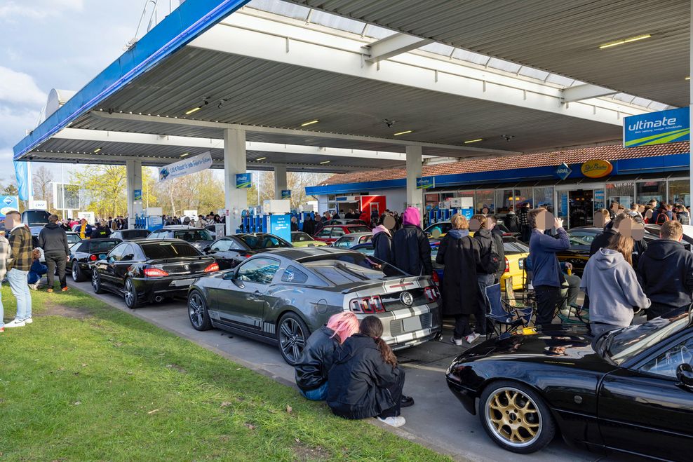 Hunderte Autos und Motorräder bei Poser-Treffen: Polizei legt PS-Boliden still