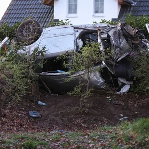 Von dem Auto blieb nicht viel übrig. Eine Person kam bei dem Unfall ums Leben.