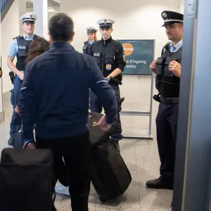 Mit Totschlager im Handgepäck nach Mexiko. Mann am Hamburger Flughafen gestoppt
