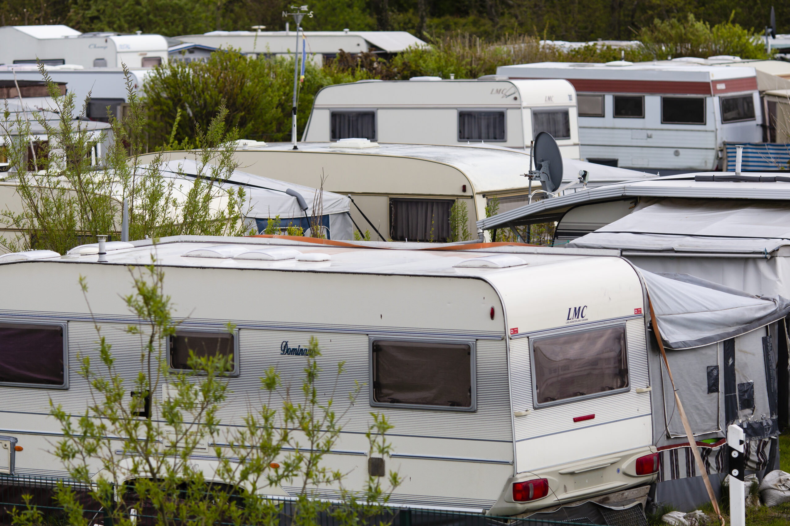Wohnwagen stehen auf einem Campingplatz in Nordfriesland.